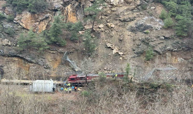 Demir yolunu kapatan kayalar ile raydan çıkan lokomotifi kaldırma çalışmaları sürüyor