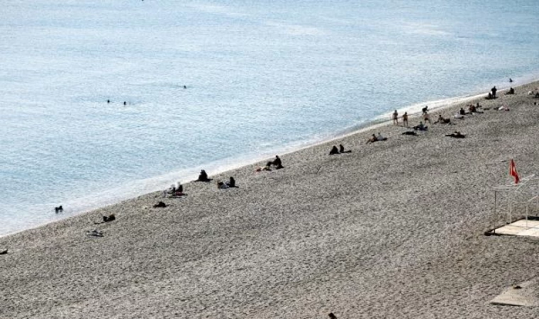 Denizin sıcaklığı havayı geçti; turistler yüzdü