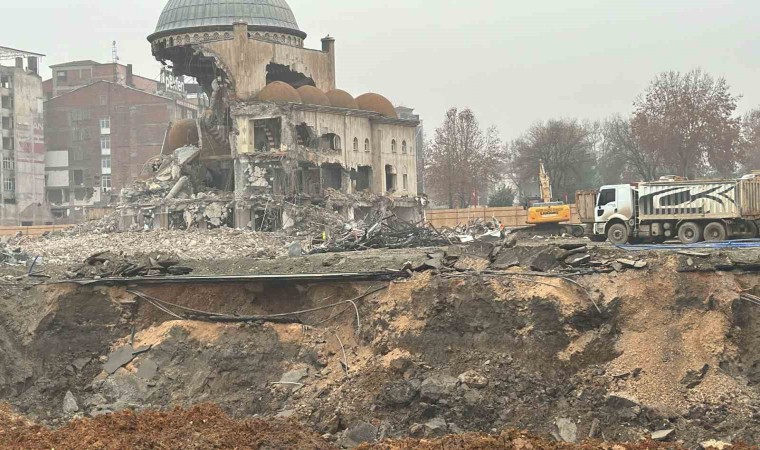 Depremde hasar alan Söğütlü Camiinin kubbesi böyle yıkıldı