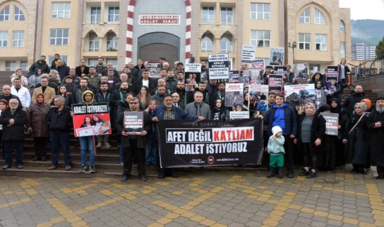 Depremde hayatını kaybedenlerin yakınlarından adliye önünde açıklama