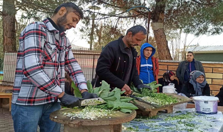 Depremde iş yeri yıkıldı, tirşik çorbasıyla ayakta kalmaya çalışıyor