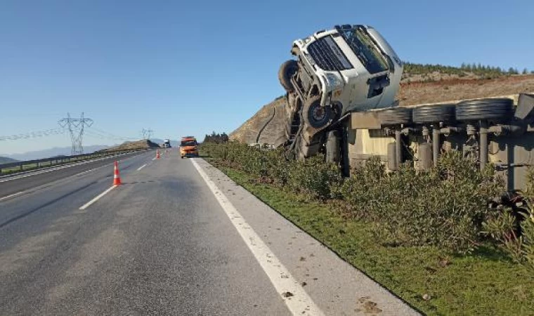 Devrilen kimyasal madde yüklü TIR’ın şoförü yaralandı