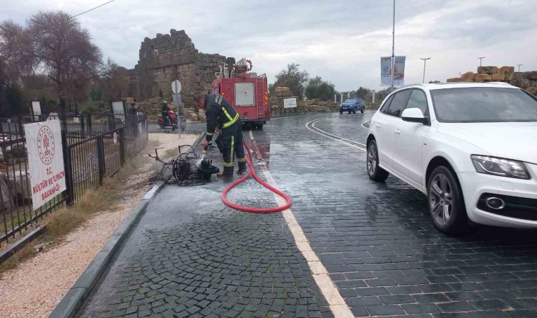 Devrilen motosiklet yandı, sürücü kazada yaralandı