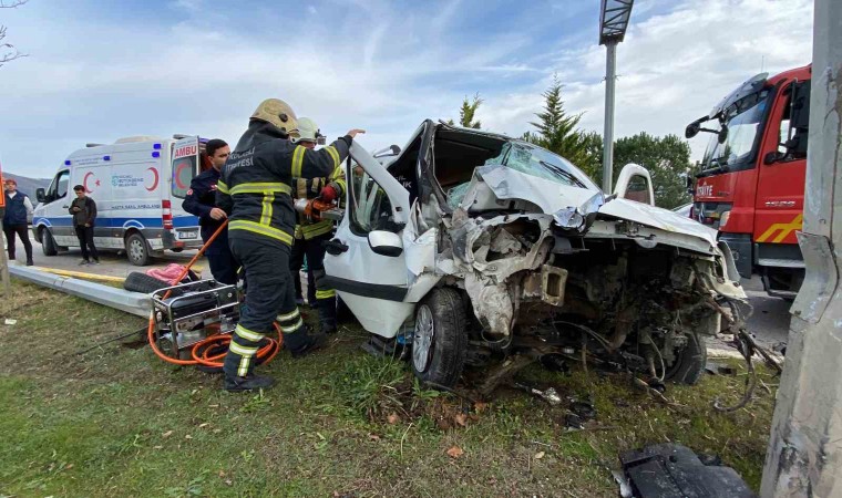 Direksiyon başında fenalaşan sürücü direğe çarptı : 1 ölü 2 yaralı