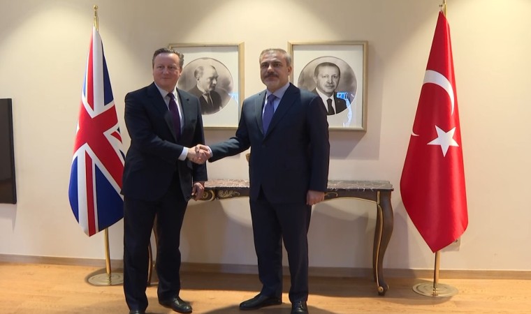 Dışişleri Bakanı Hakan Fidan, İngiliz mevkidaşı David Cameron ile görüştü