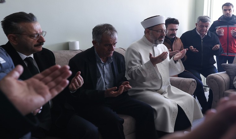 Diyanet İşleri Başkanı Erbaş ve Vali Aksoy şehidin evini ziyaret etti