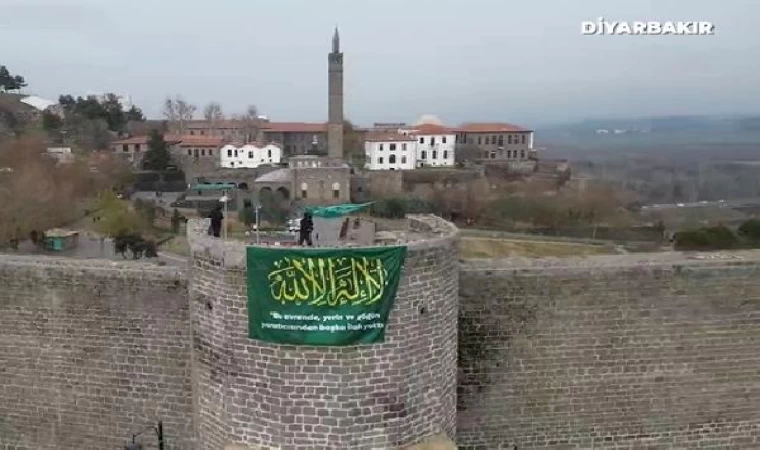 Diyarbakır’da AVM ve tarihi surlara Kelime-i Tevhid bayrağı asıldı