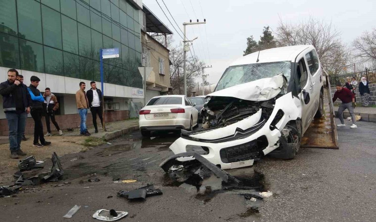 Diyarbakırda feci kaza güvenlik kamerasına yansıdı: 1 ölü, 3 ağır yaralı