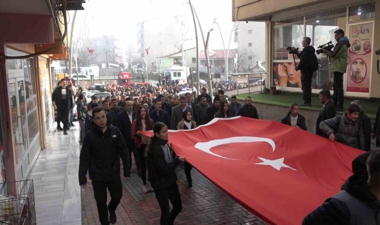 Diyarbakırda Kahrolsun PKK sloganlarıyla şehitlere saygı yürüyüşü düzenlendi