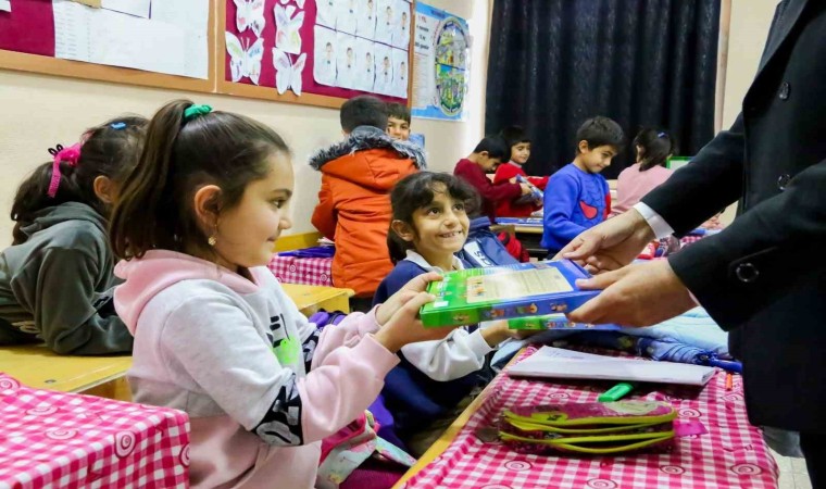 Diyarbakırda köy okullarındaki çocuklar ziyaret edilip hediye dağıtıldı