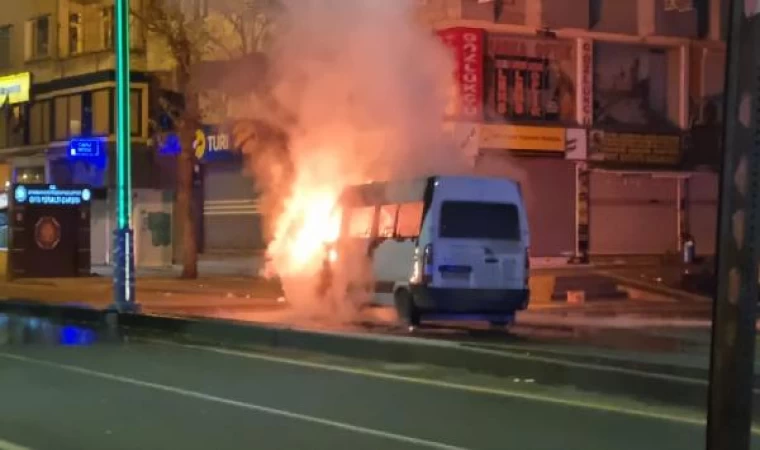 Diyarbakır’da yolcu minibüsü seyir halindeyken alev aldı; o anlar kamerada