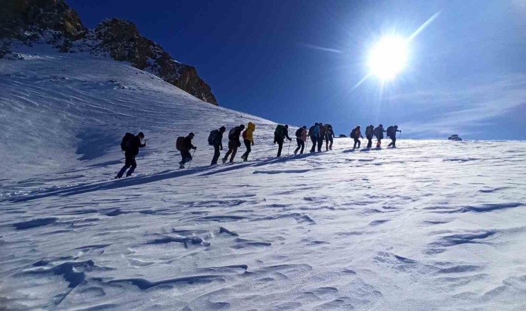 Doğa severler 3 bin 100 rakımlı Kelespi Dağına tırmandı