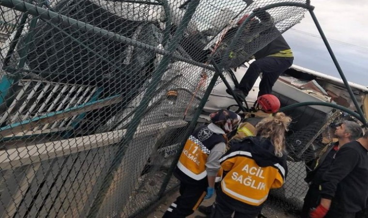 Dondurulmuş tavuk yüklü tır devrildi, sürücü 2 saatte kurtarıldı