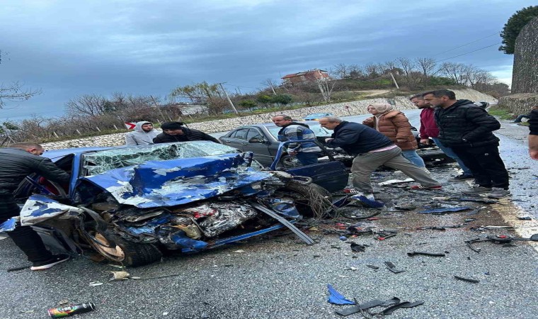 Düzcede iki otomobil kafa kafaya çarpıştı: 1 ölü, 3 yaralı