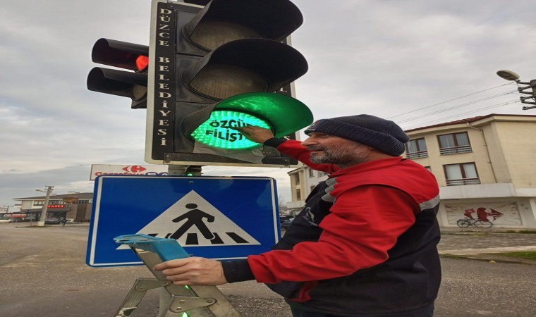 Düzcede trafik ışıkları Özgür Filistin yazıları ile donatıldı