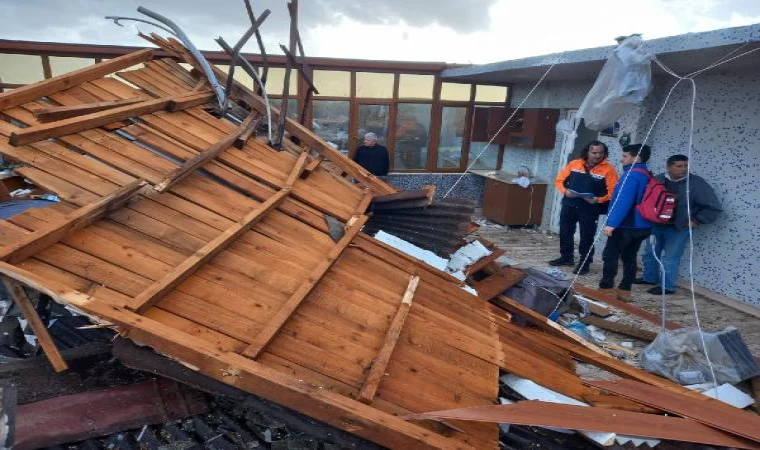 Edirne ve Tekirdağ’da kuvvetli rüzgar; çatılar uçtu