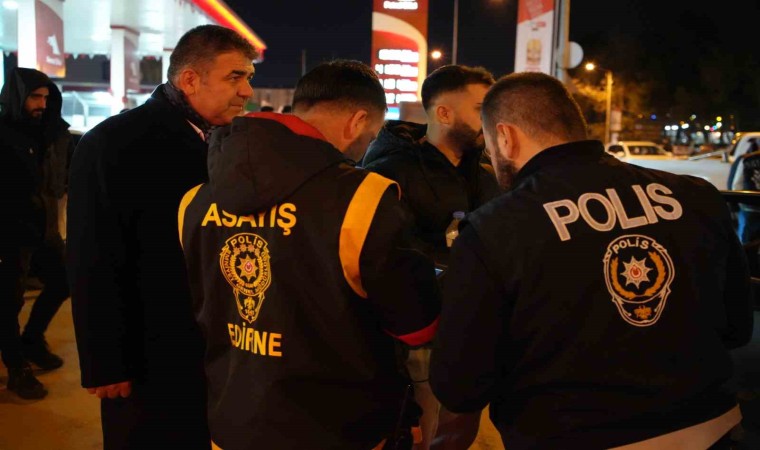 Edirnede şok uygulamada didik didik aranan araçlarda silahlar ele geçirildi