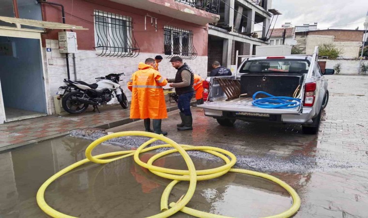 Efeler Belediyesi, yağıştan mağdur olan vatandaşlar için seferber oldu