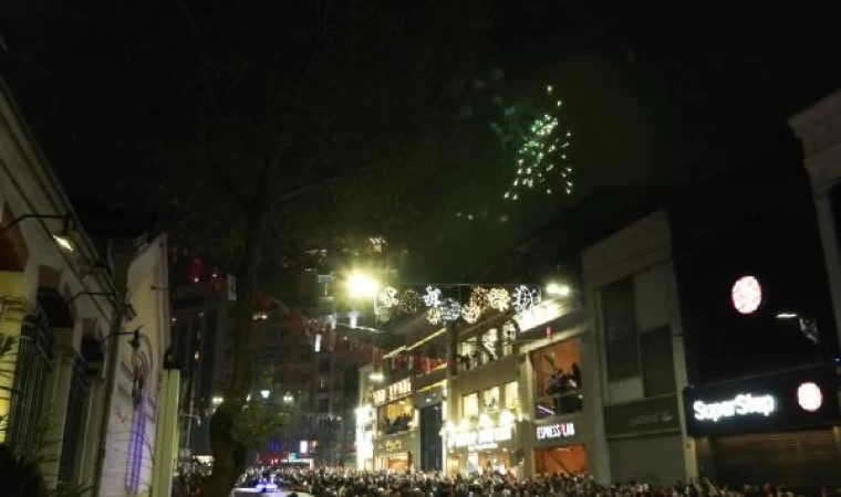 (EK fotoğraf)Taksim Meydanı’nda yeni yıl coşkuyla karşılandı