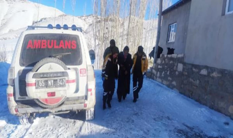 Ekipler, yolu kardan kapanan mahalledeki hasta için seferber oldu