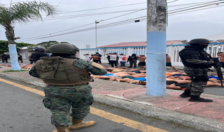 Ekvadorda hastaneyi basan çete üyeleri yarı çıplak gözaltına alındı