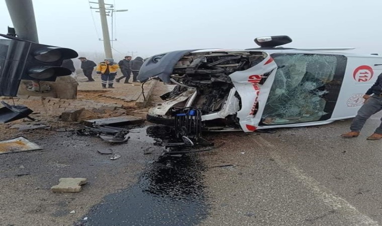 Elazığda ambulans sinyalizasyon direğine çarptı: 1 yaralı