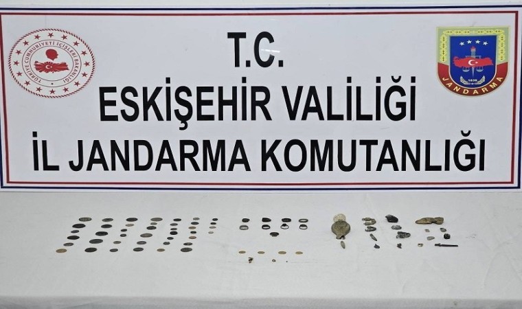 Elinde bulundurduğu 74 parça tarihi eseri satmak isterken suçüstü yakalandı