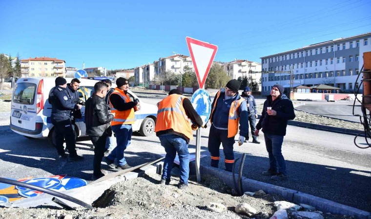 Emette uyarı ve trafik tabelalarının montaj çalışmaları sürüyor