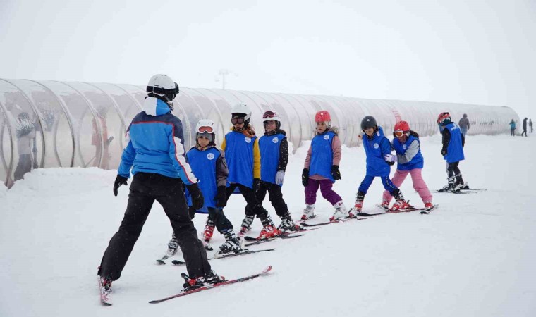 Erciyes Kayak Okulunda 200 kişi ilk defa kayak öğreniyor