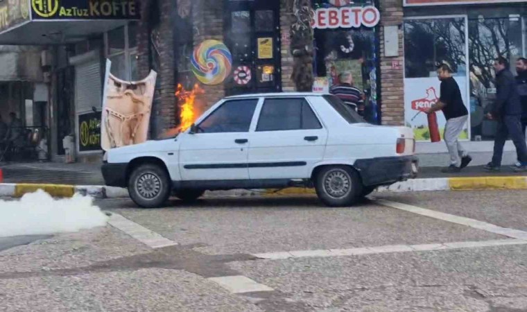 Erdekte alev alan Tofaş otomobili esnaf söndürdü