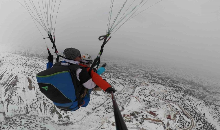 Ergan Dağında adrenalin dolu göl manzaralı yamaç paraşütü