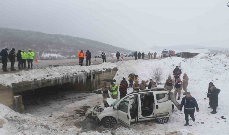 Erzincanda Fiat marka hafif ticari araç ile midibüs çarpıştı: 1 ölü, 6ı asker 9 yaralı