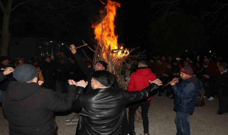 Erzincanda yakılan ateşin başında havai fişek gösterisi eşliğinde halaylarla 2024e girildi