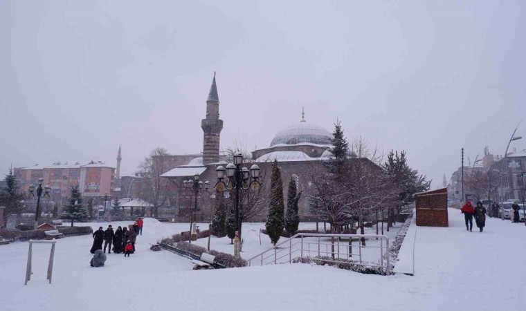 Erzurumda kar yağışı etkili oluyor, 144 köy yolu kapalı