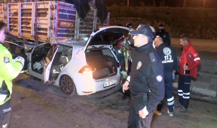 Esenler’de otomobil park halindeki TIR’ın altına girdi: 2 ağır yaralı