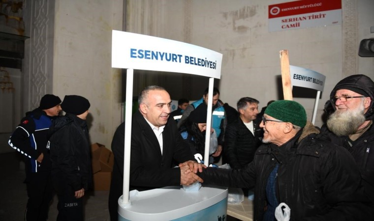 Esenyurt Belediyesinden vatandaşlara kandil simidi ikramı