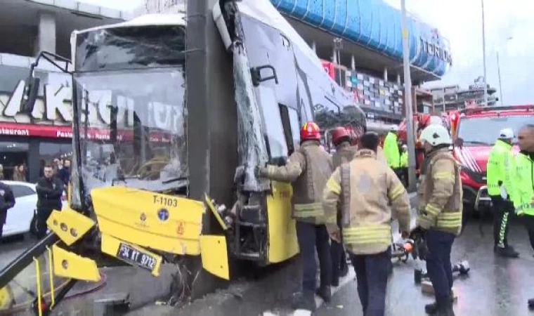 Esenyurt’ta İETT otobüsü direğe çarptı: 5 yaralı - 2