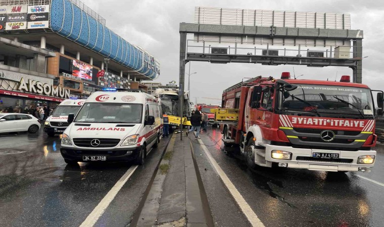 Esenyurtta İETT otobüsü yön direğine çarptı: 8 yaralı