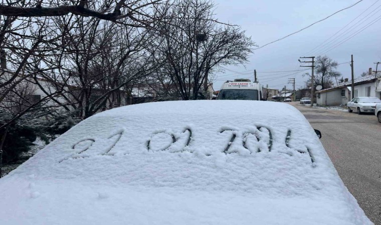 Eskişehir güne karla uyandı