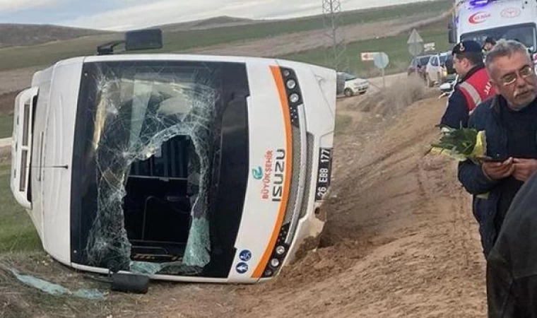 Eskişehir’de kamyonun çarptığı halk otobüsü devrildi; 11 yaralı