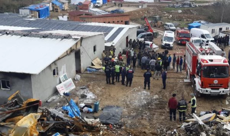 Eşyalarını kurtarmak için yanan barakaya giren işçi, öldü