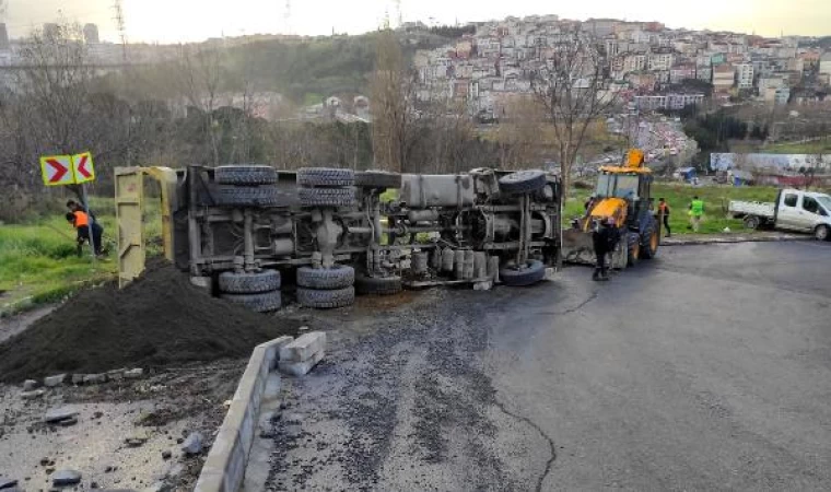 Eyüpsultan’da hafriyat kamyonu devrildi