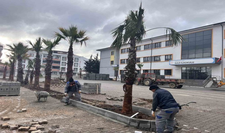 Ezinede Gazi İlkokulu ve Gazi Ortaokulunda çocuk oyun alanları ve çevre düzenlemesi yapılıyor