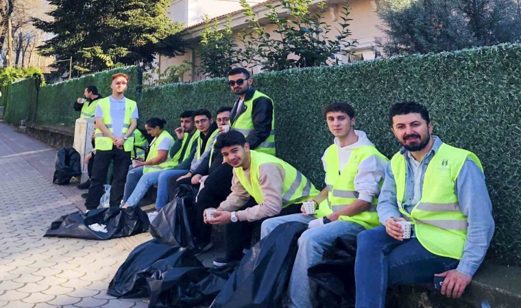 Farkındalık için cadde temizlediler ve kitap okudular