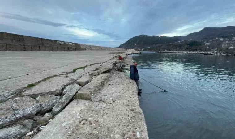 Fırtına sonrası liman kum ile doldu; tekneler giremedi