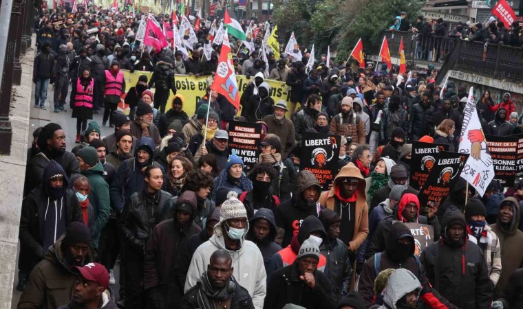 Fransada 43 kentte göç yasası protesto edildi