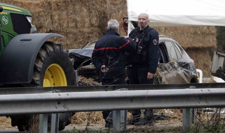 Fransada araç eylem yapan çiftçilerin arasına daldı: 1 ölü