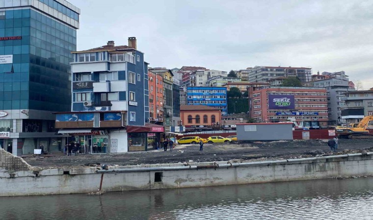 Gazipaşa Caddesinde çevre düzenlemesi sürüyor