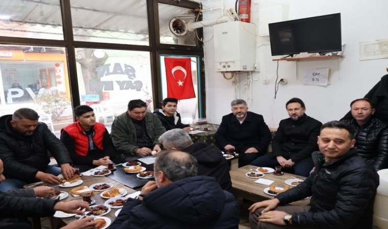 Gedizde esnaflarla çay simit sohbetleri devam ediyor