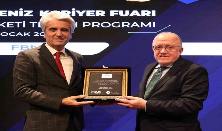 Gençlerin geleceğine yatırım yapanlara plaket